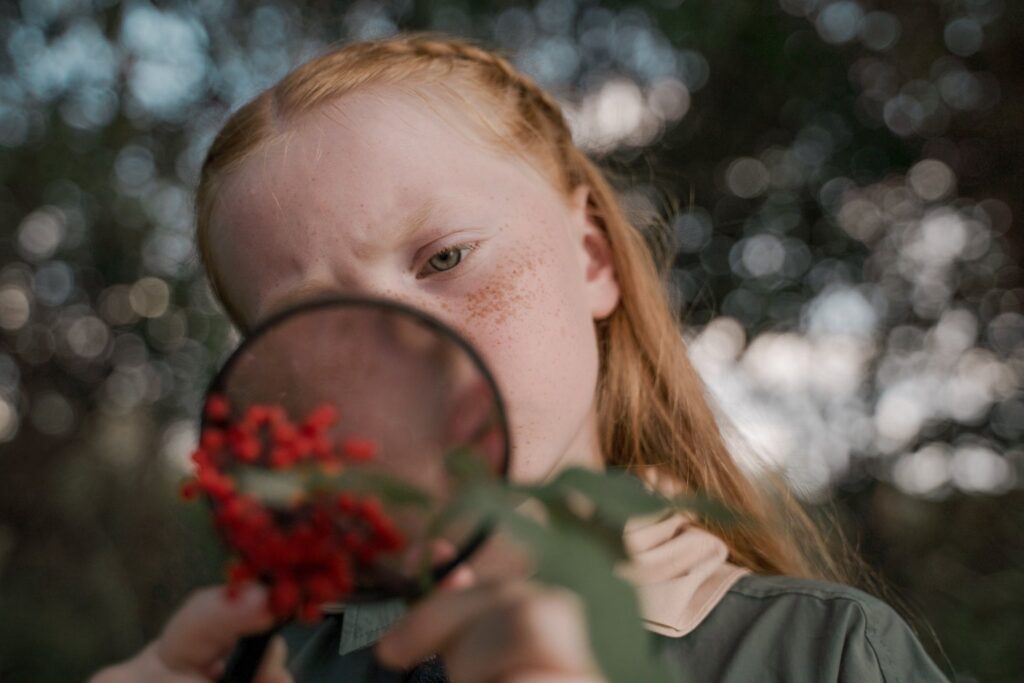 Enfant qui observe des trésors de la nature à la loupe