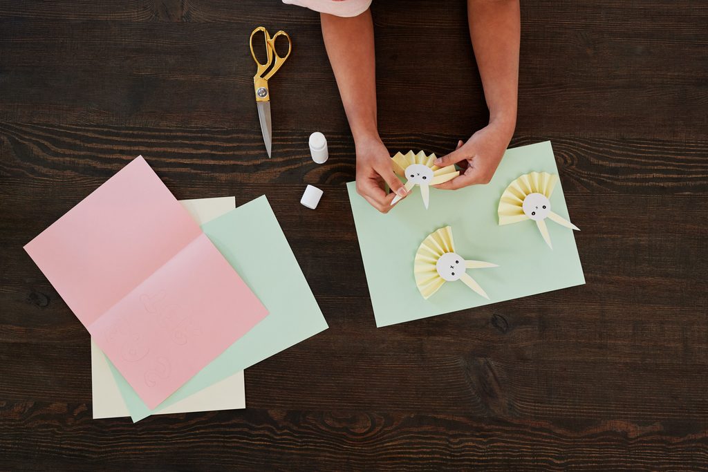 bricolage avec ciseaux et papier
