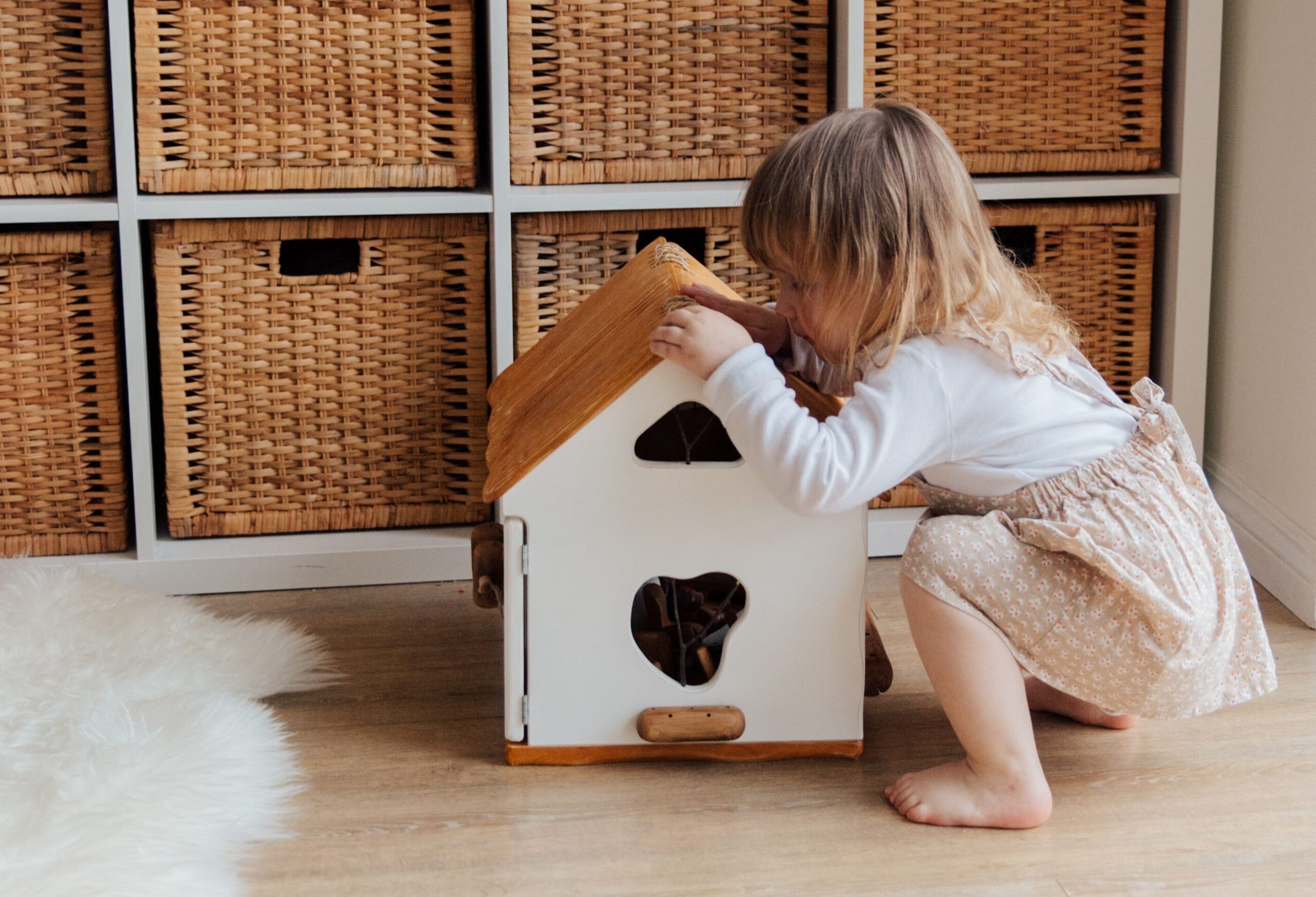 Enfant qui construit une maison pour un animal en jouet