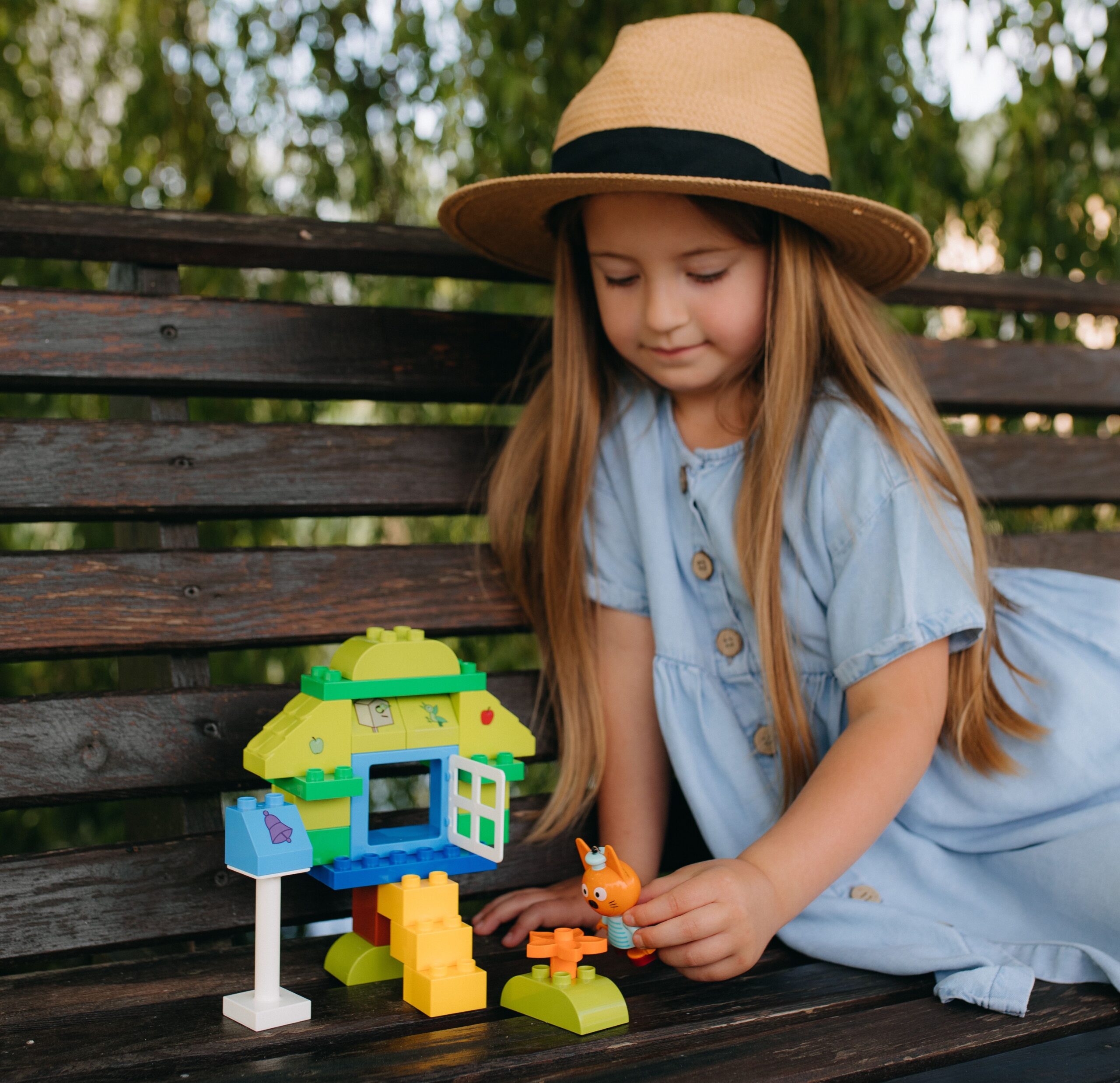 enfant qui construit avec des lego