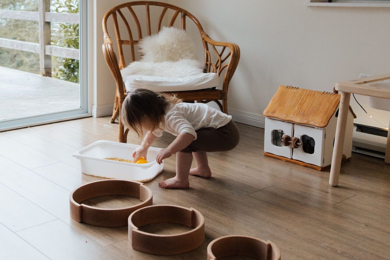Parent et enfant qui jouent ensemble à la maison, une façon d'occuper un enfant sans écran