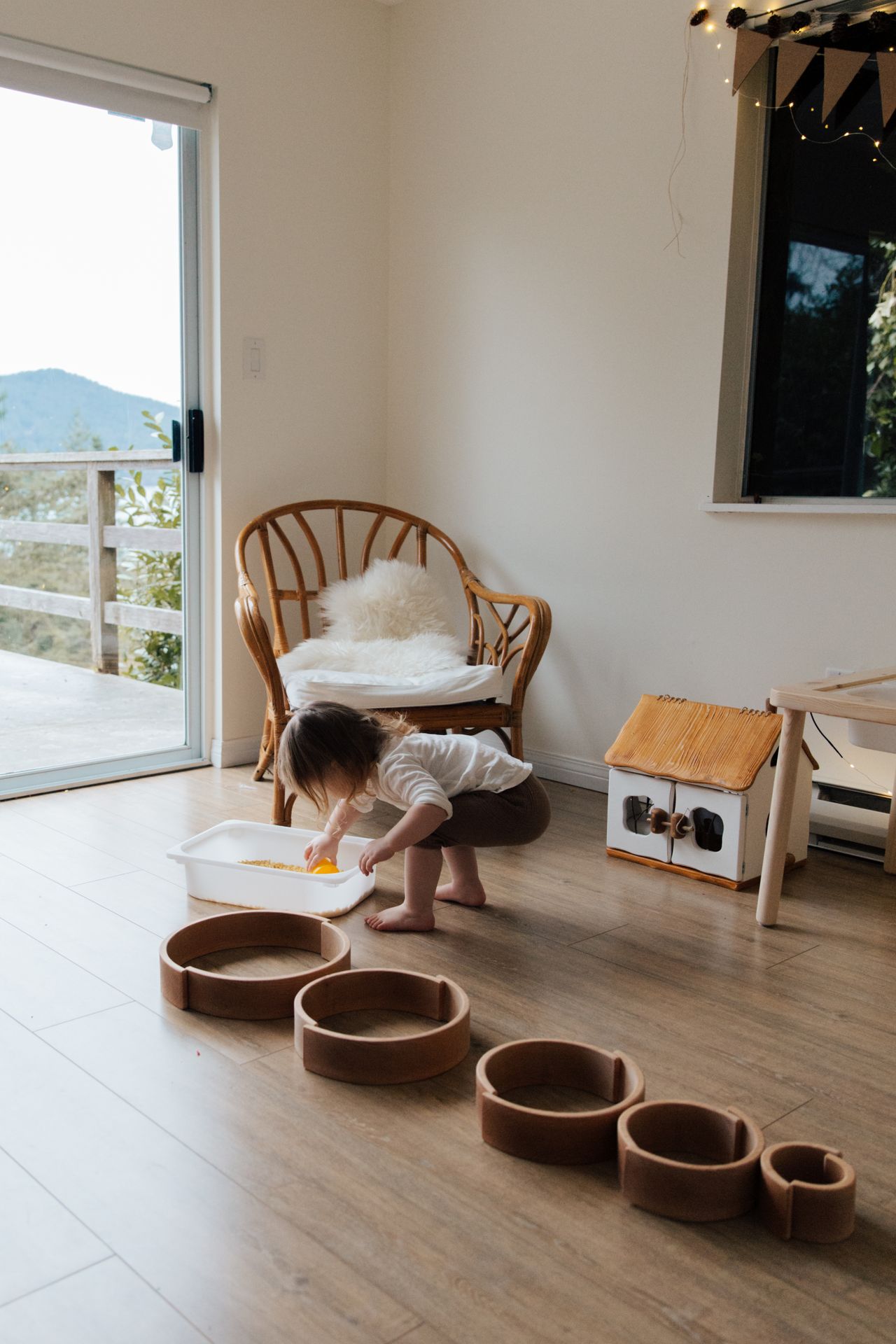 Parent et enfant qui font une expérience scientifique ensemble à la maison