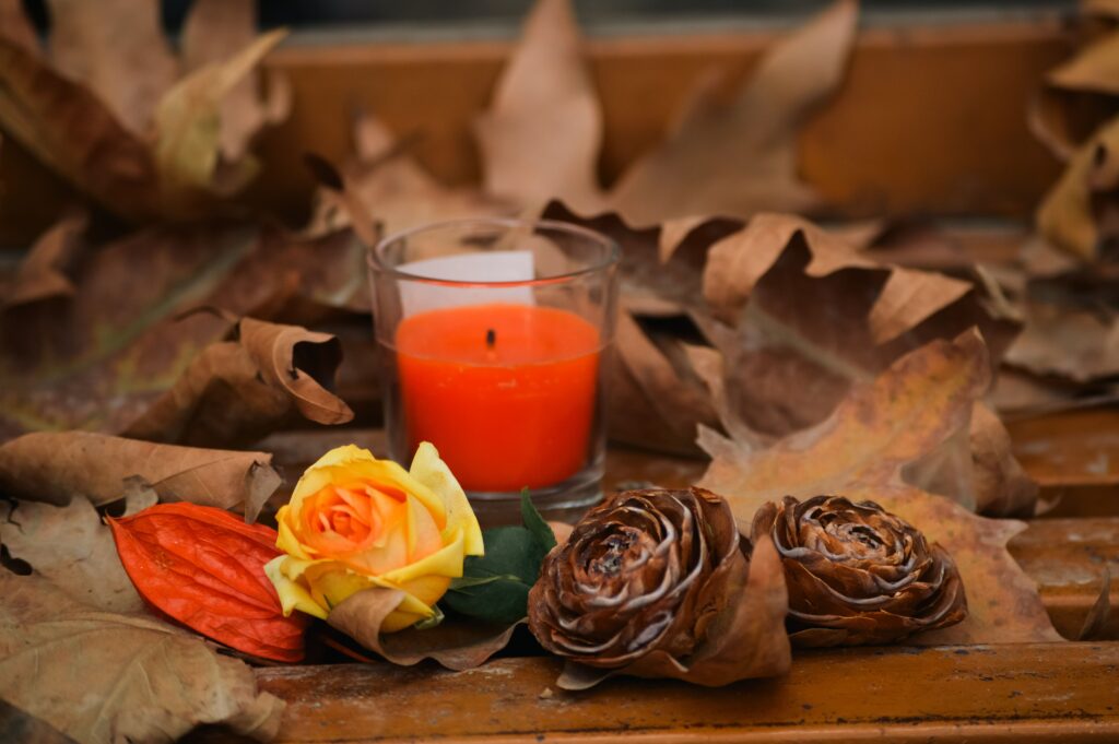 feuille d'automne. bougie d'automne, ambiance intérieur d'automne